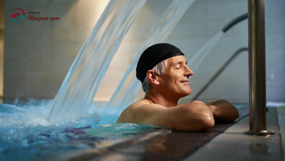 Мужчина в бассейне
